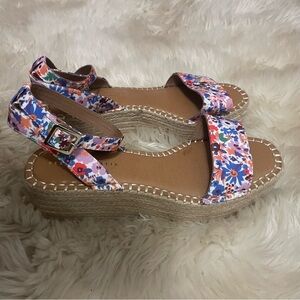 Kelly & Katie floral wedge sandals | size 10M